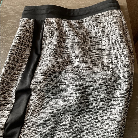 HUE Work Friendly in a Tweed pattern with side strips. - Picture 4 of 8